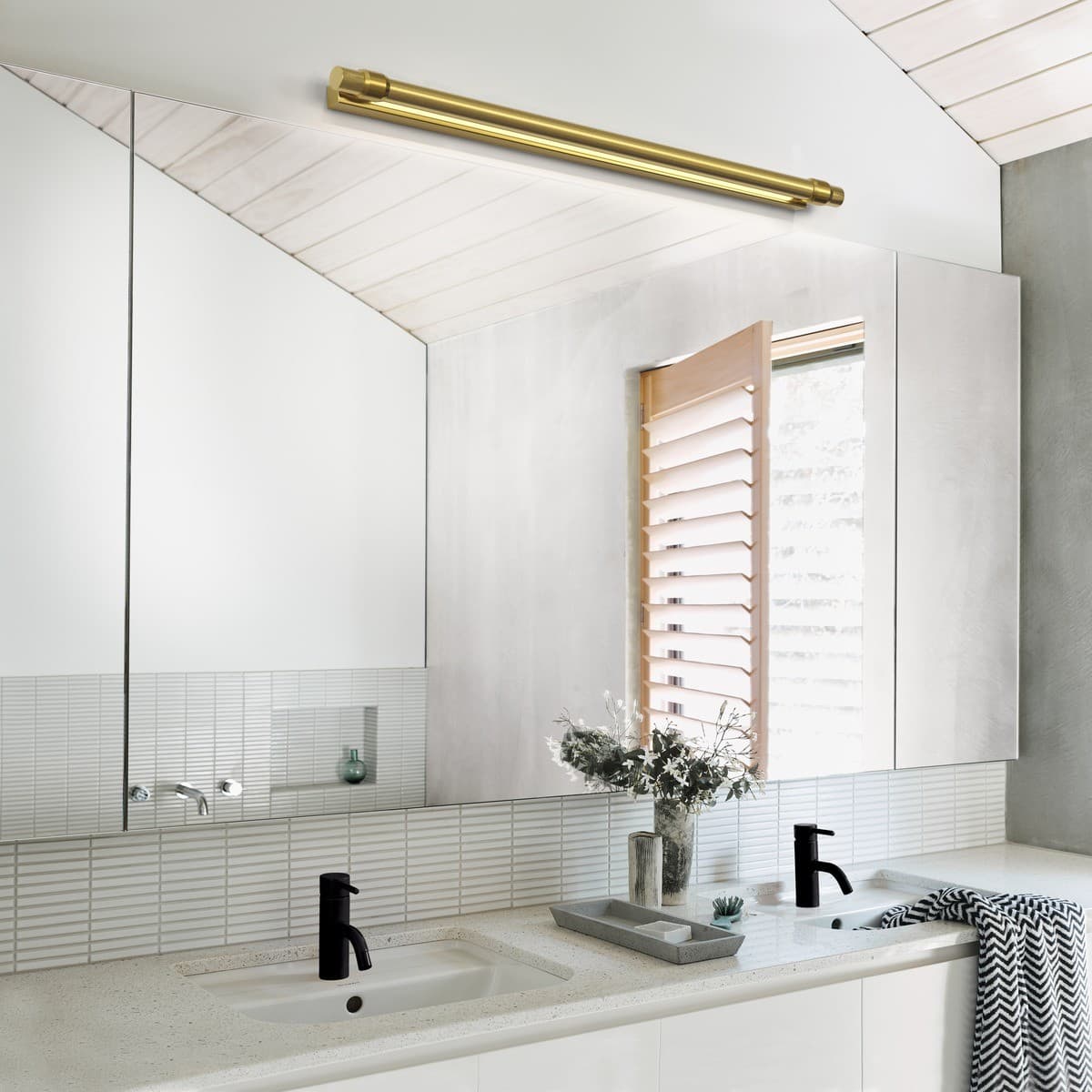 Kings 900mm LED Colour-Switching Wall Bracket in Aged Brass-img-2