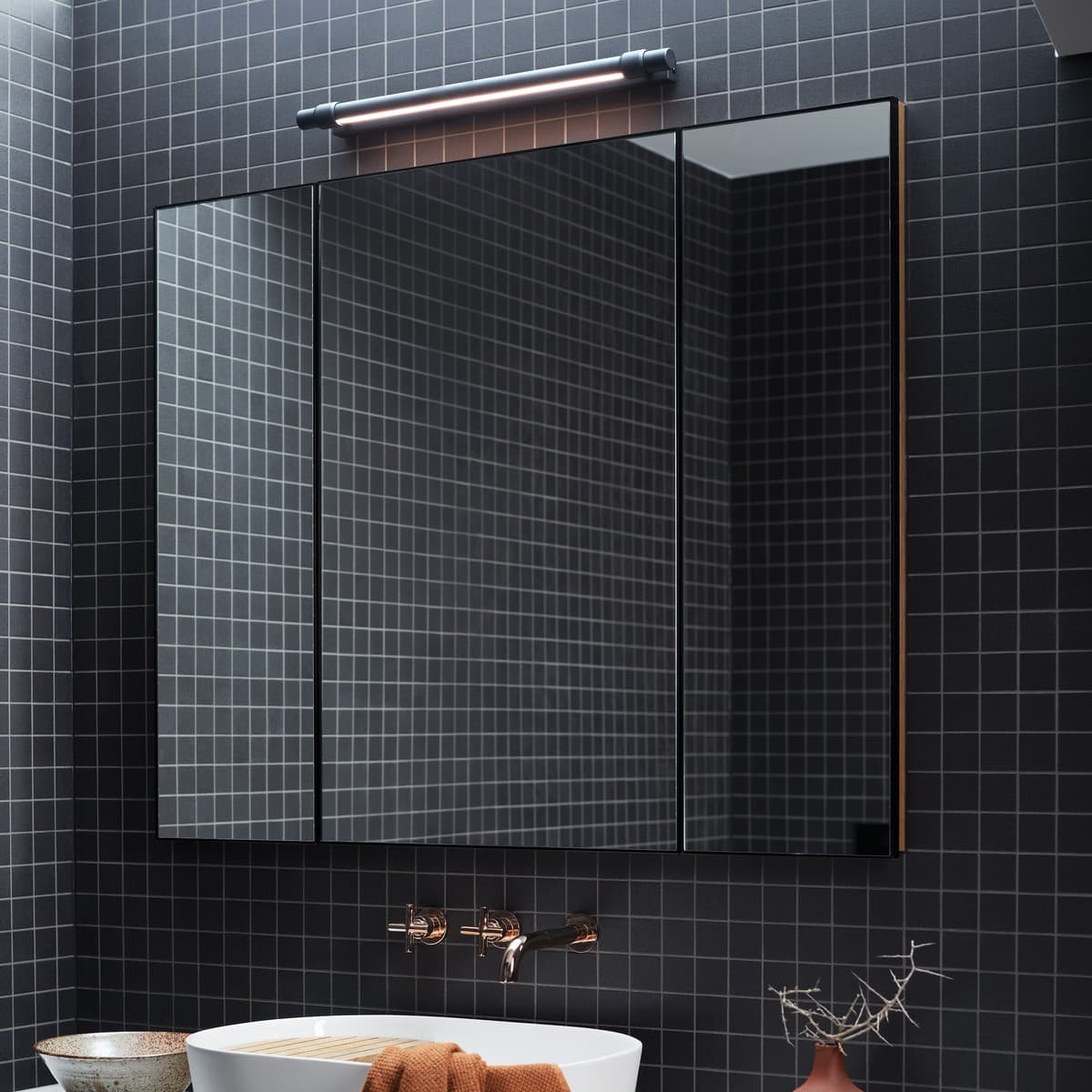 Kings 600mm LED Colour-Switching Wall Bracket In Black-img-2