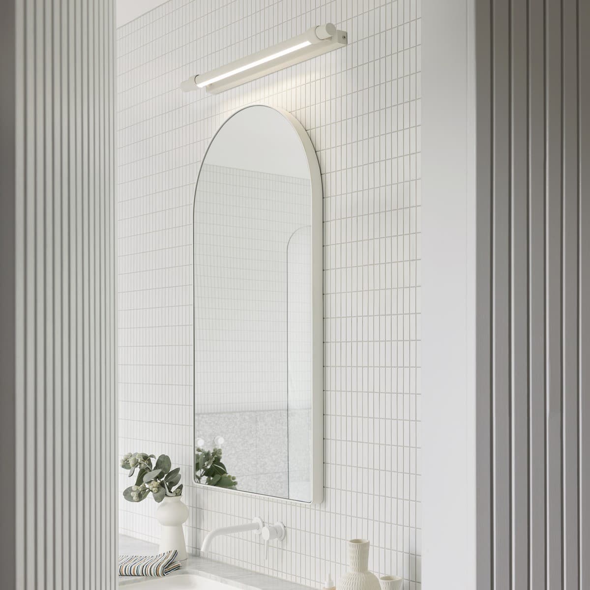 Kings 600mm LED Colour-Switching Wall Bracket In White-img-2