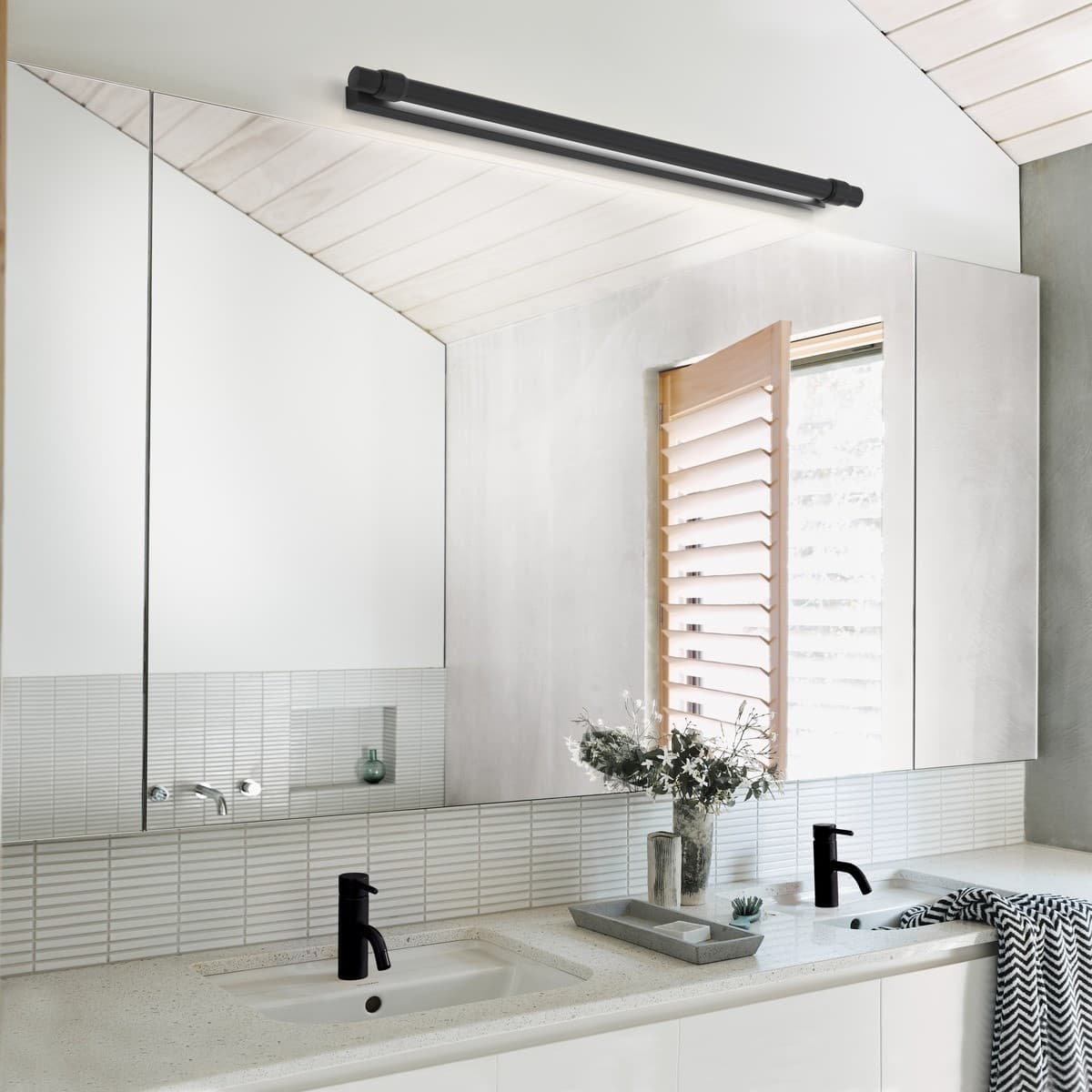 Kings 900mm LED Colour-Switching Wall Bracket in Black-img-2