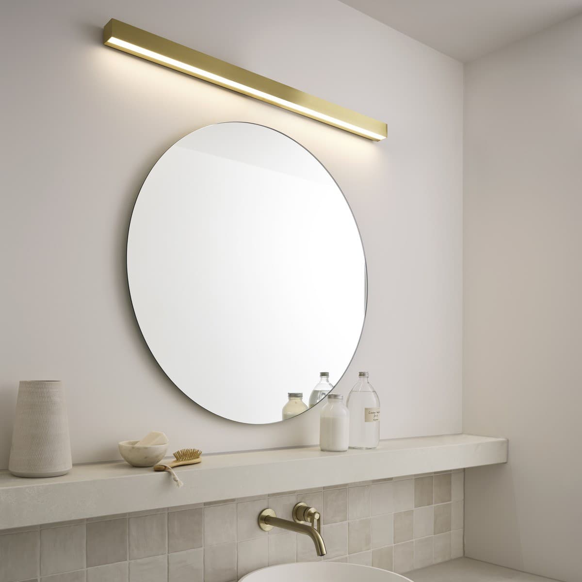 Vector 900mm LED Colour-Switching Wall Sconce in Brass-img-2