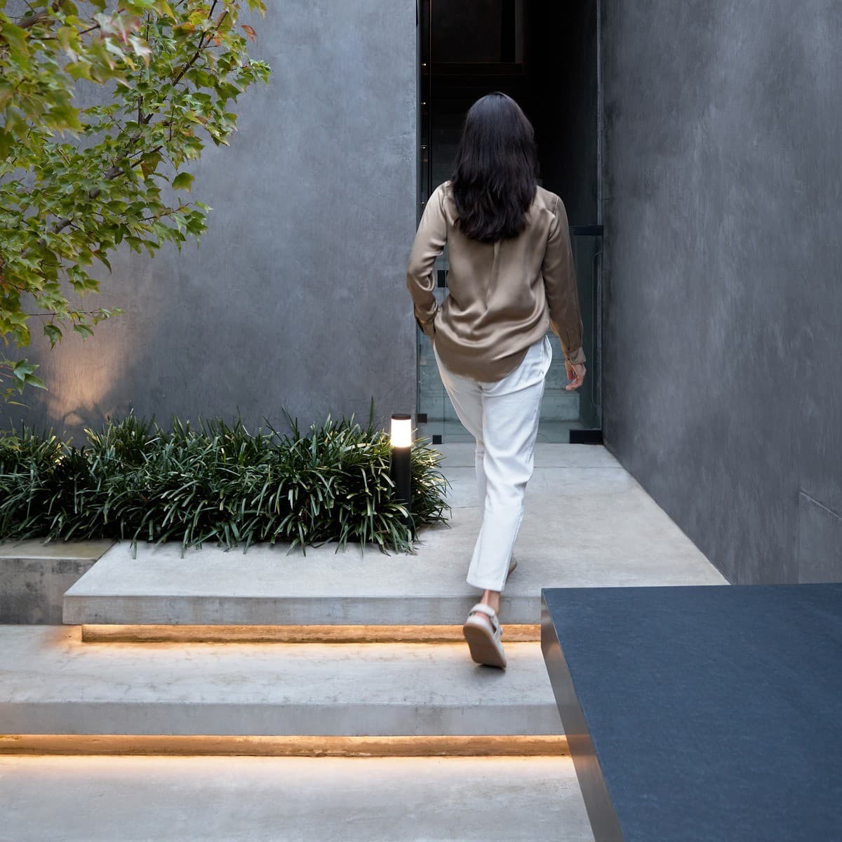 Lucci Connect Gecko LED RGB Bollard in Black