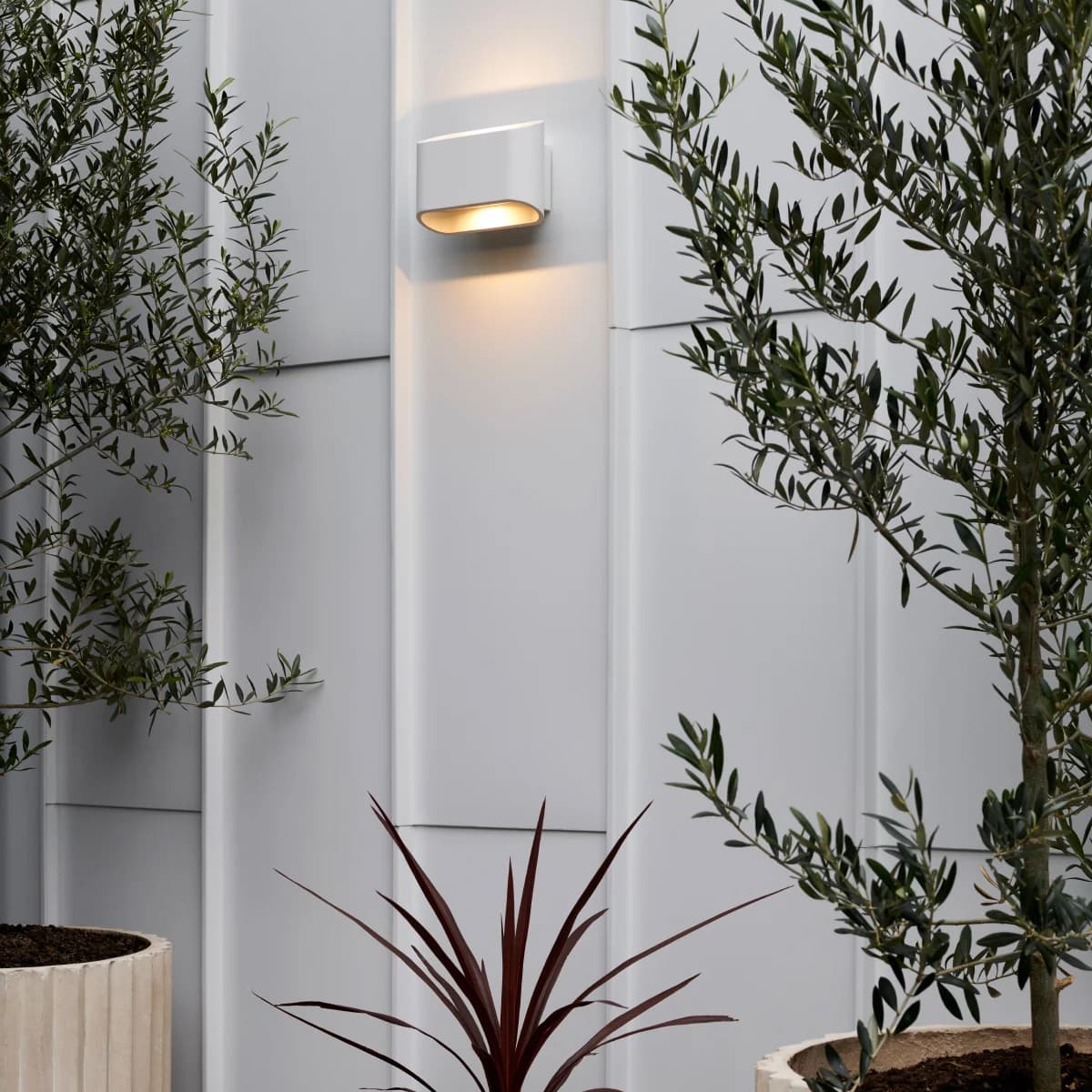LEDlux Orsay 11W IP55 Rated Wall Bracket in White-img-2