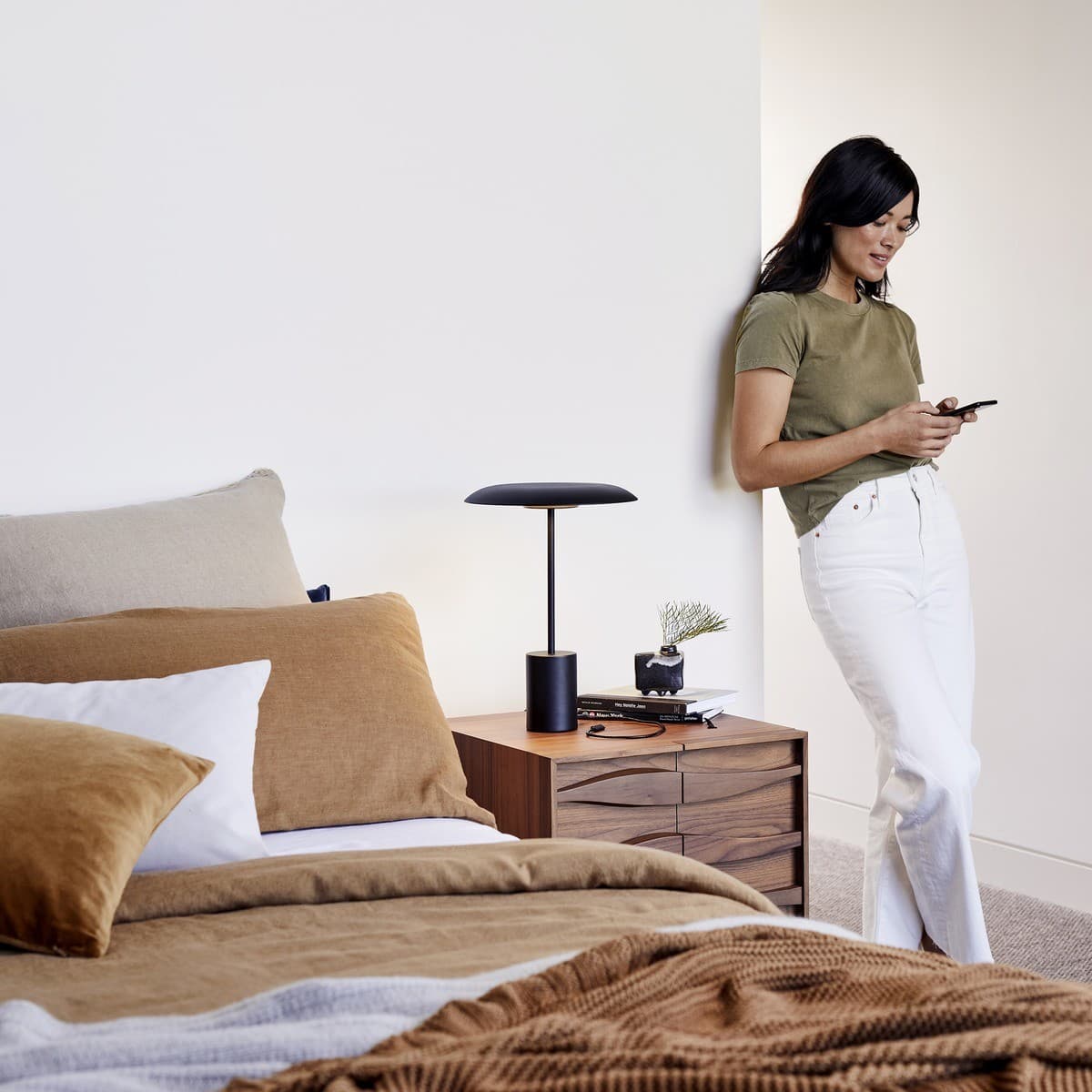Smith LED Table Lamp with USB Port in Black-img-2