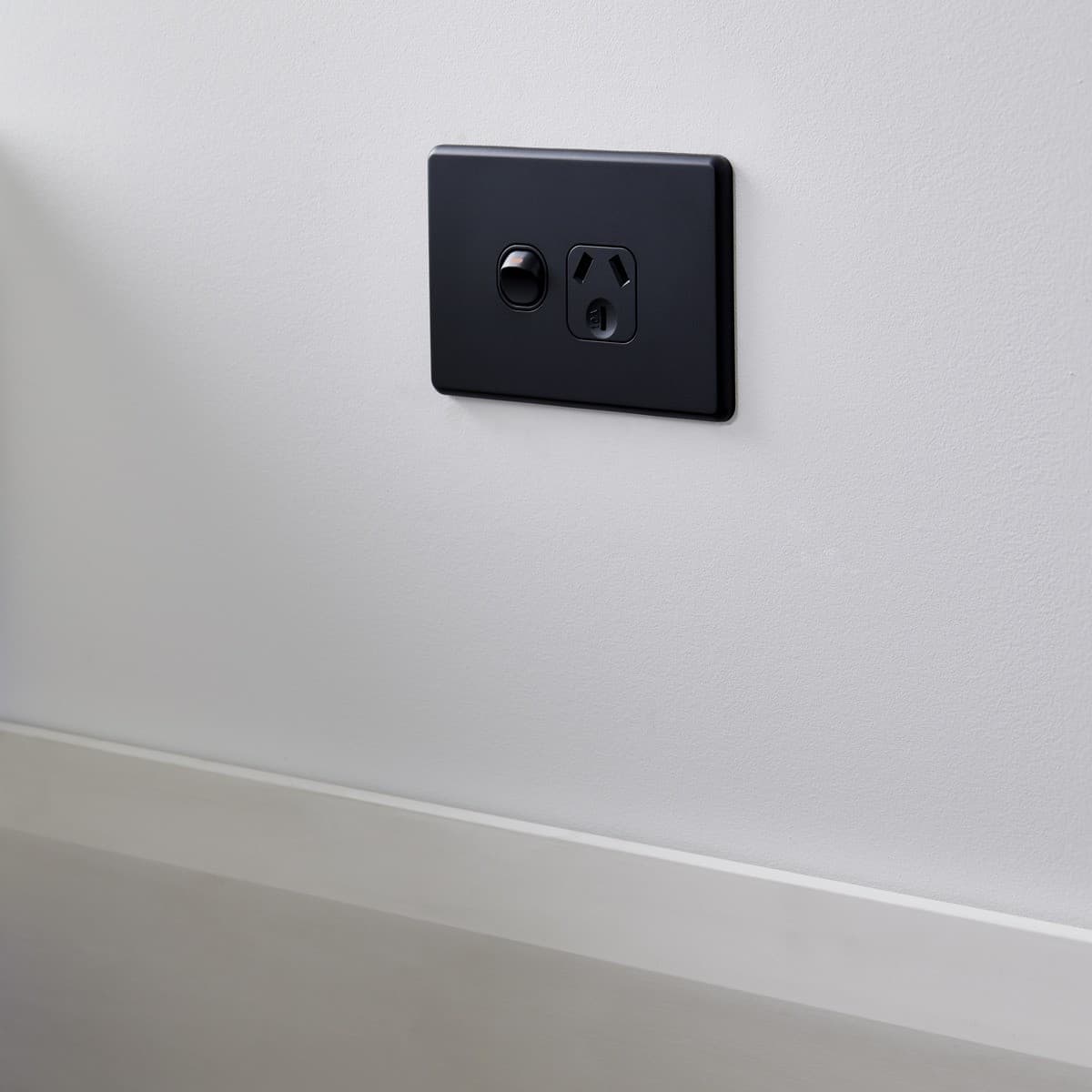 Lucci Power Quantum Single GPO Only in Matte Black