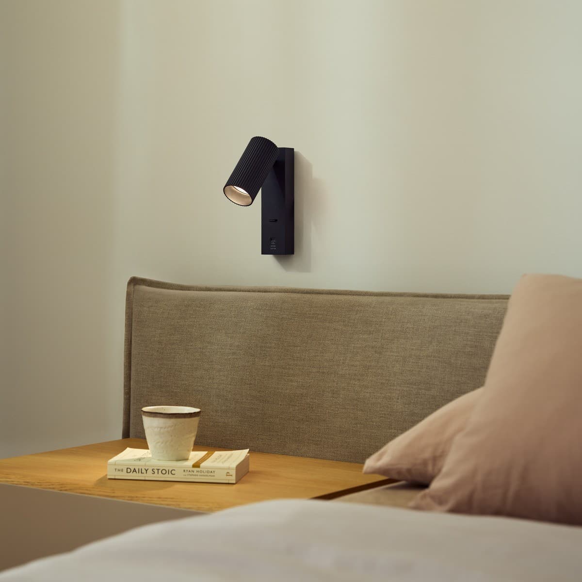 Jessy 1 Light Ribbed Wall Bracket with USB-C Charging Port in Black
