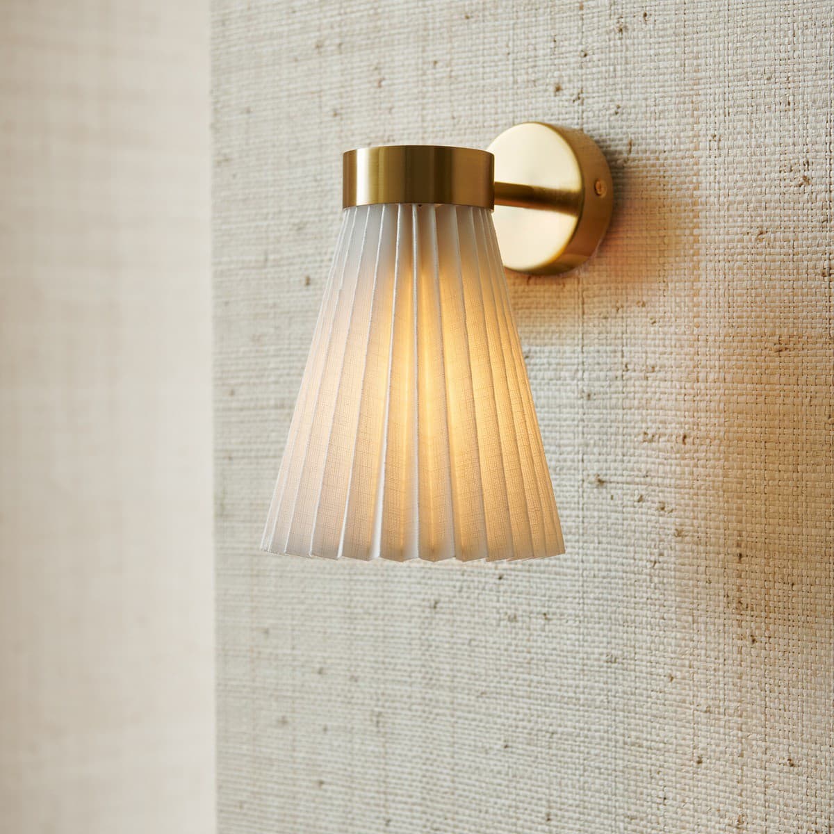 Amore 1 Light Pleated Wall Bracket in Brass with White Linen-img-2