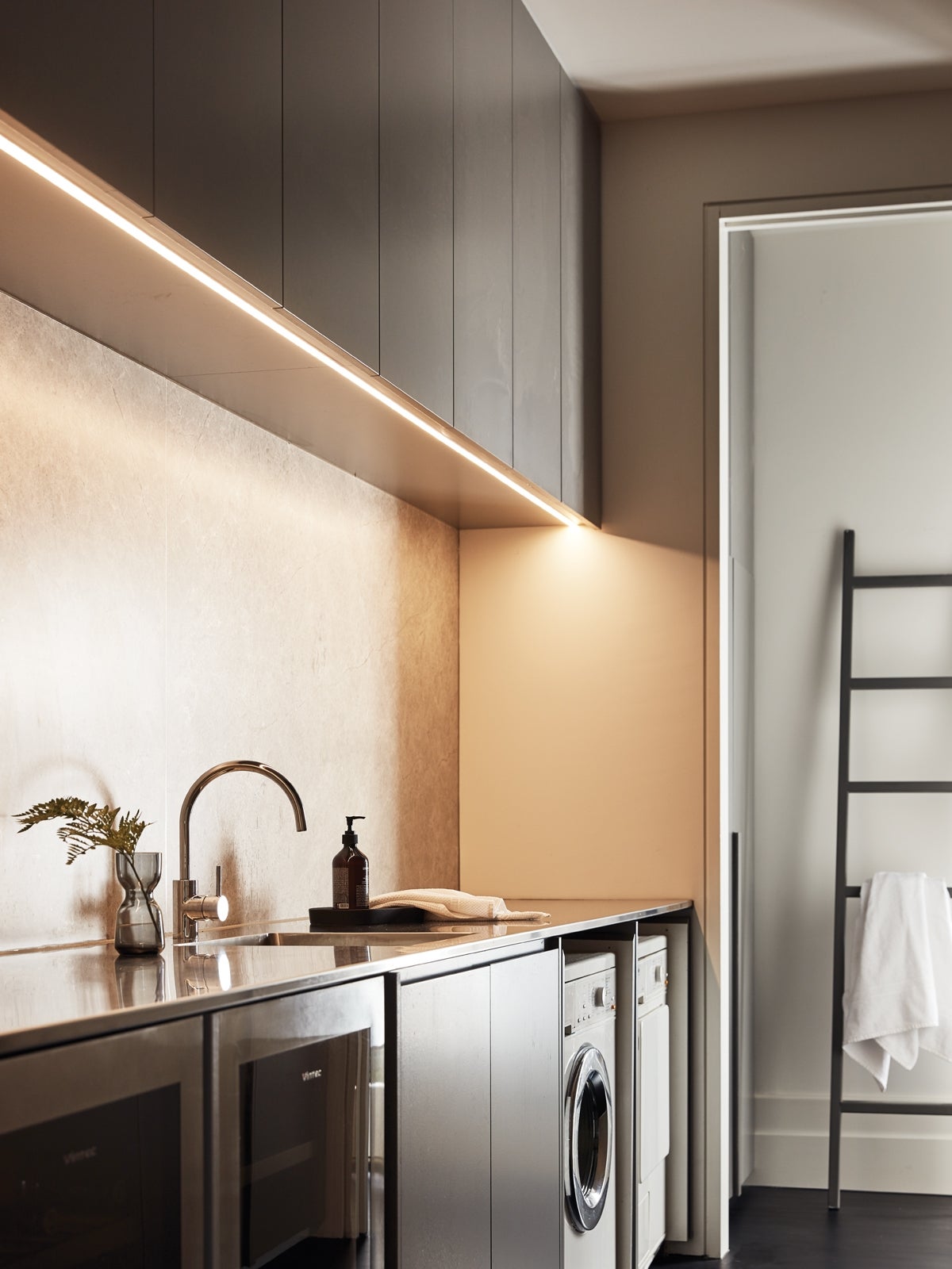 Under wall cupboard clearance lighting