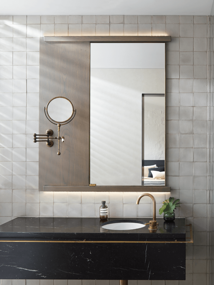 Beacon vanity outlet light